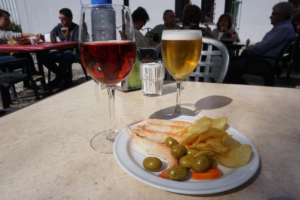 A glass of Vine de Terreno and a cana along with a platter of prawns, olives and chips!
